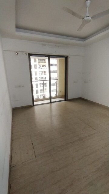 Room in 2 BHK Apartment at HDIL Metropolis Residences, Andheri West – for Rent
