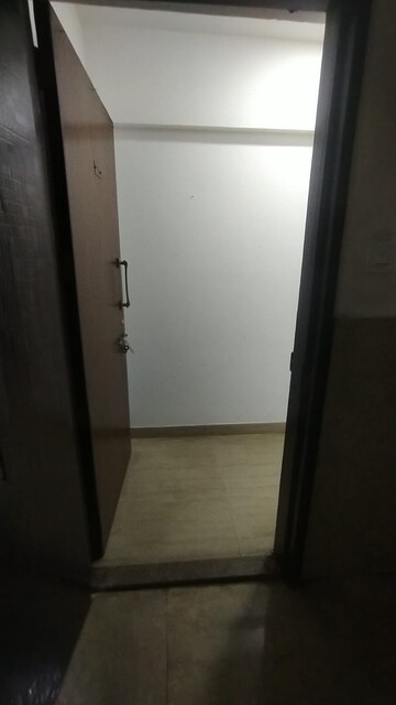 Room in 2 BHK Apartment at HDIL Metropolis Residences, Andheri West – for Rent