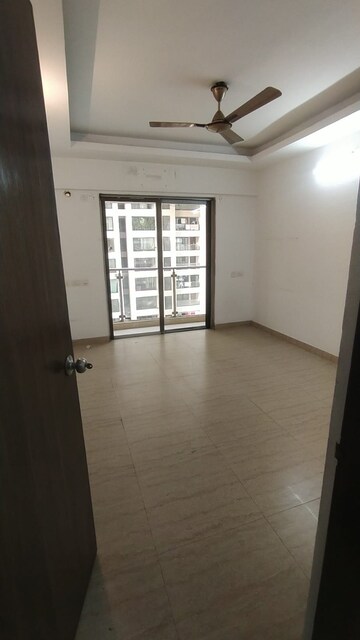 Room in 2 BHK Apartment at HDIL Metropolis Residences, Andheri West – for Rent