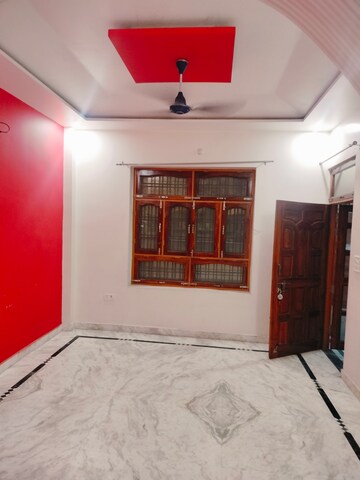 Room in 2 BHK Builder Floor at Gomti Nagar – for Rent