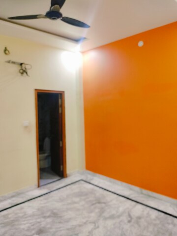 Room in 2 BHK Builder Floor at Gomti Nagar – for Rent