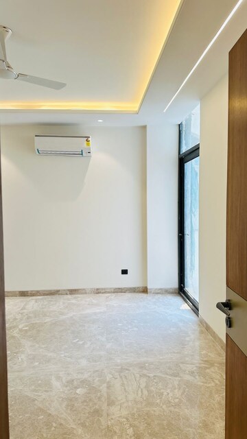 Room in 4 BHK Builder Floor at Unitech South City 1, South City 1 – for Sale