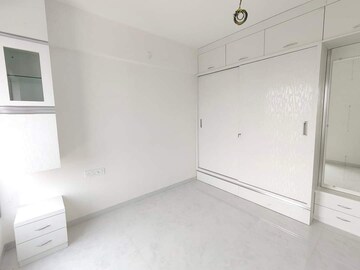 Room in 2 BHK Apartment at Tingre Nagar – for Rent