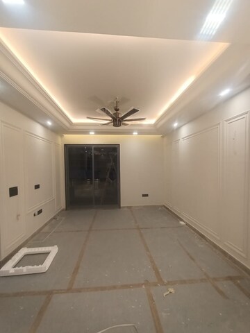 Building Lobby in 4 BHK Builder Floor at Sushant Lok 3, Sector 57 – for Sale