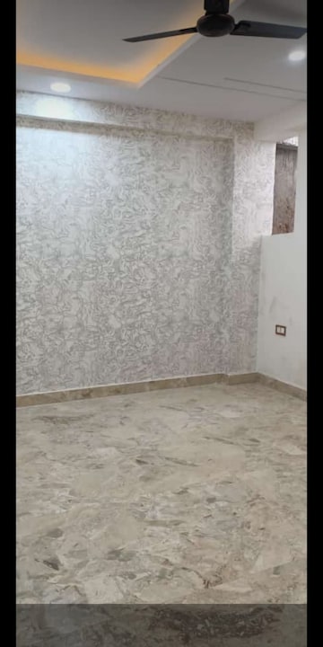 Room in 2 BHK Builder Floor at Sector 72 – for Sale