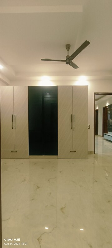 Building Lobby in 3 BHK Builder Floor at Doctors Park, Vasundhara Sector 10 – for Sale