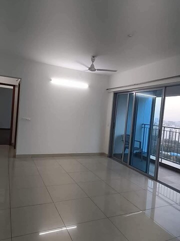 Room in 3 BHK Apartment at Amanora Neo Towers, Hadapsar – for Rent