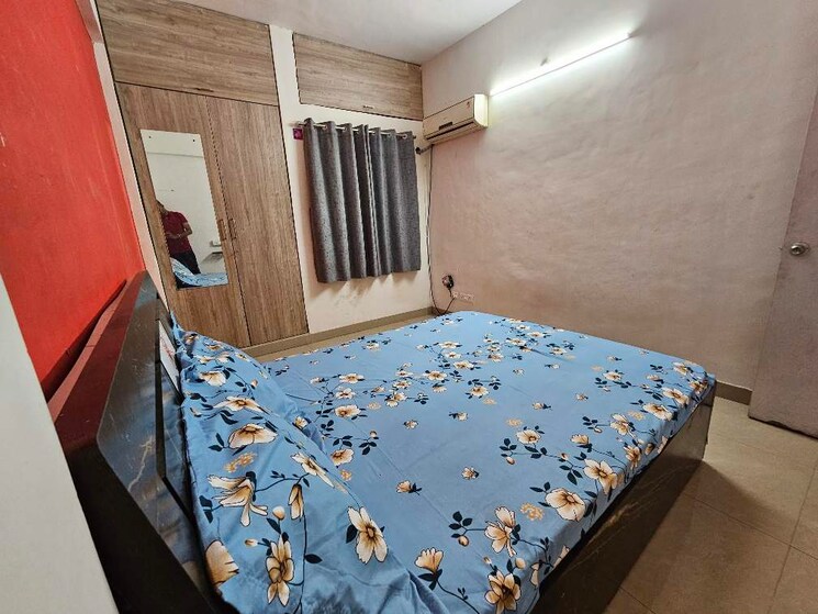 Room, naupada Pg For Boys & Girls In Naupada 7918057