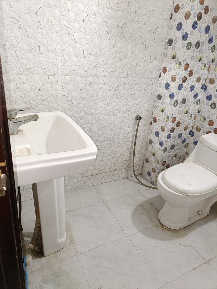 Bathroom, vasant kunj 3 Bedroom 1100 Sq.Ft. Builder Floor In Vasant Kunj Delhi 7918247