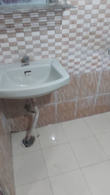 Bathroom in 1.5 BHK Apartment at Mayur Vihar 1 – for Rent