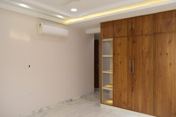 Room in 3 BHK Builder Floor at South Extension ii – for Rent