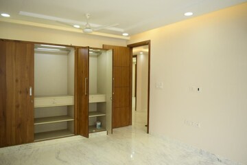 Room in 3 BHK Builder Floor at South Extension ii – for Rent