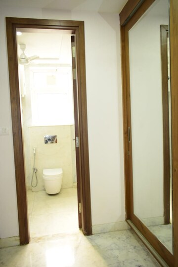 Building Lobby in 4 BHK Builder Floor at South Extension ii – for Rent