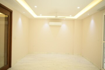 Room in 3 BHK Builder Floor at South Extension ii – for Rent