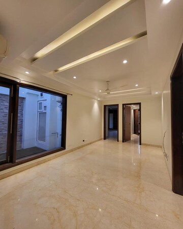 Room in 4 BHK Builder Floor at South Extension ii – for Rent