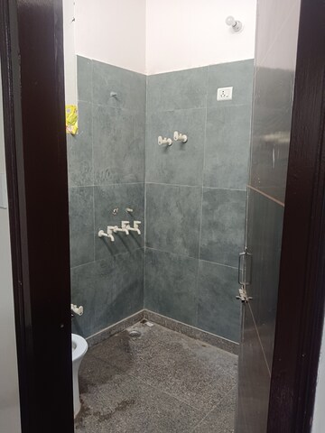 Bathroom in 1 BHK Villa at Tulip Mall, Sector 46 – for Rent
