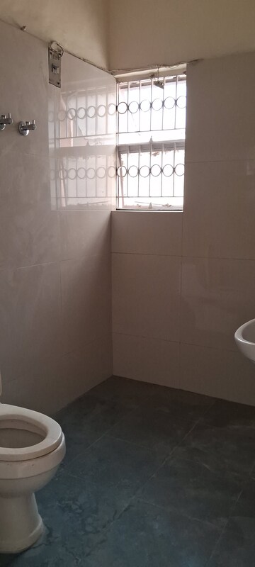 Room in 2.5 BHK Apartment at Sarita Vihar – for Rent