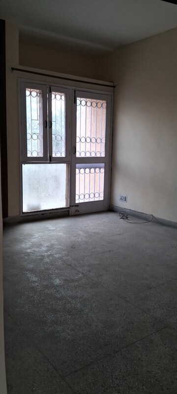 Furnished Amenities in 2.5 BHK Apartment at Sarita Vihar – for Rent