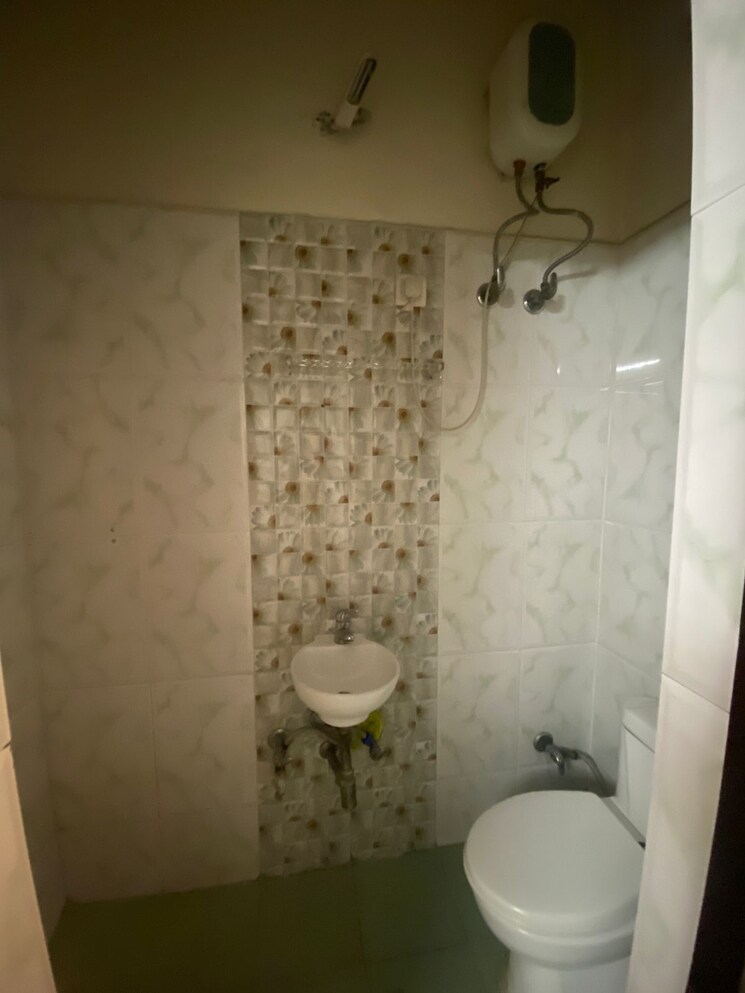Bathroom, east of kailash 3 Bedroom 1200 Sq.Ft. Builder Floor In East Of Kailash Delhi 7918500