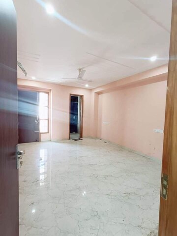 Room in 3 BHK Builder Floor at Sector 15 ii – for Rent