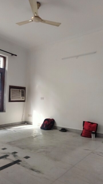 Room in 3 BHK Builder Floor at Sector 15 ii – for Rent