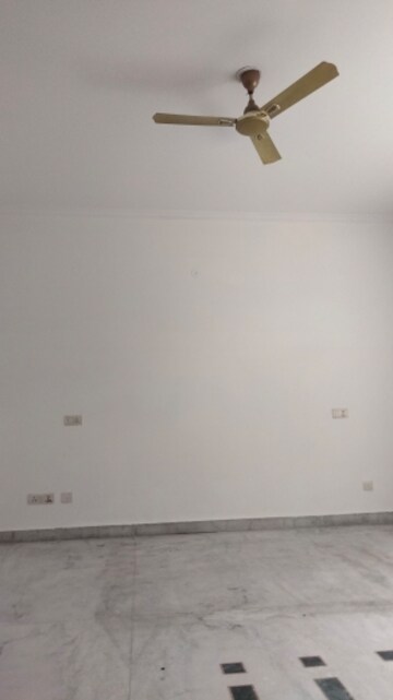 Room in 3 BHK Builder Floor at Sector 15 ii – for Rent