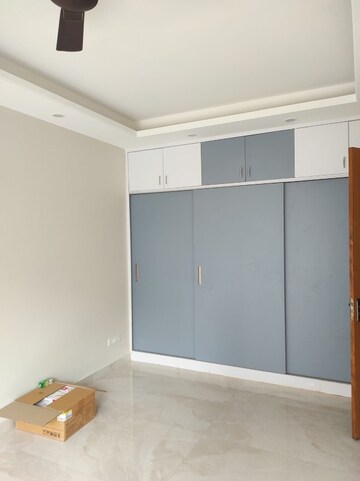 Room in 3 BHK Builder Floor at Sector 14 – for Rent