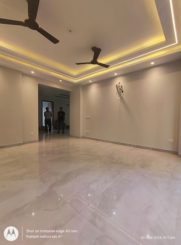 Room in 3 BHK Builder Floor at Sector 14 – for Rent