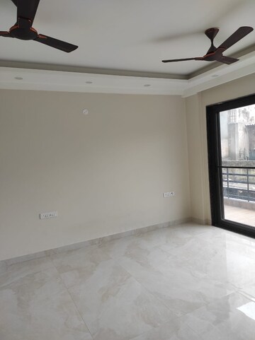 Room in 3 BHK Builder Floor at Sector 14 – for Rent