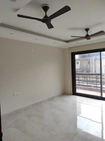 Room in 3 BHK Builder Floor at Sector 14 – for Rent