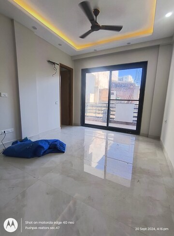Room in 3 BHK Builder Floor at Sector 14 – for Rent