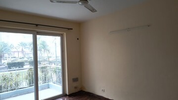 Room in 3 BHK Builder Floor at Sector 14 – for Rent