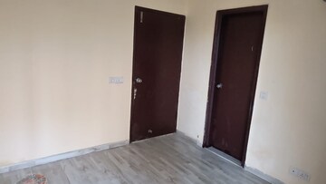 Room in 3 BHK Builder Floor at Sector 14 – for Rent