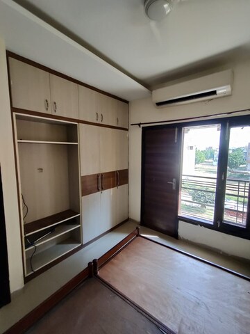 Room in 3 BHK Apartment at Dera Bassi – for Rent