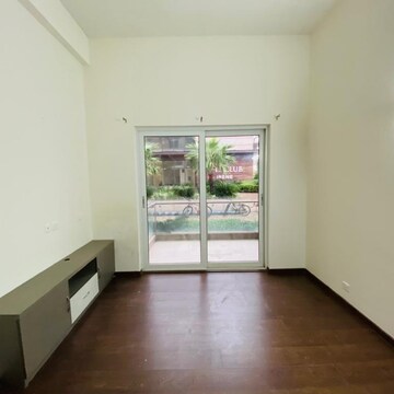 Room in 3 BHK Apartment at Paras Irene, Sector 70a – for Rent