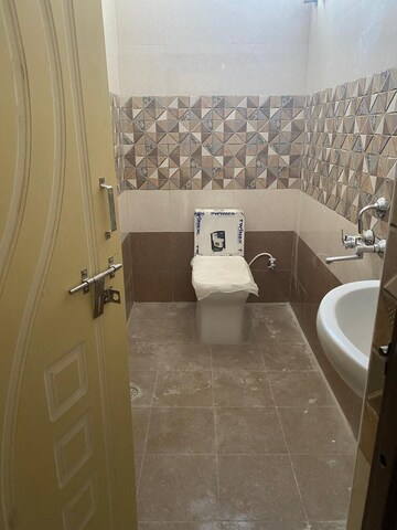Bathroom in 3 BHK Apartment at Mehdipatnam – for Rent