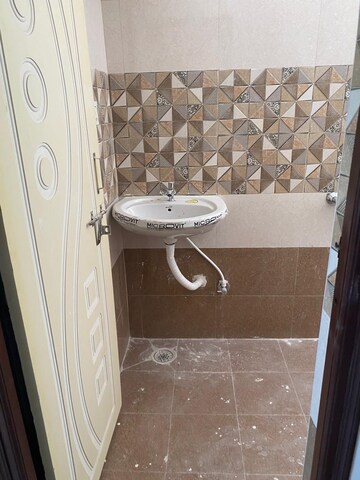 Bathroom in 3 BHK Apartment at Mehdipatnam – for Rent