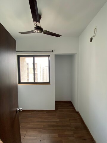 Room in 1.5 BHK Apartment at Lodha Lakeshore Greens, Dombivli East – for Rent