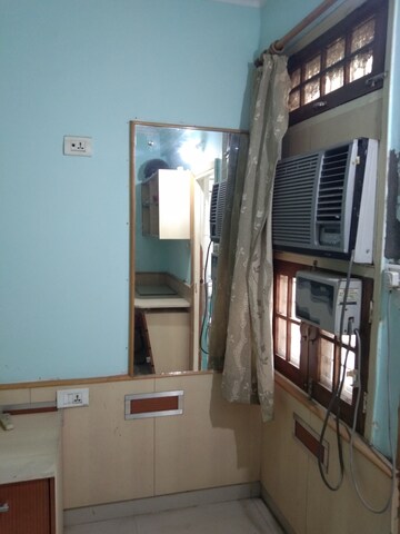 Room in 2 BHK Apartment at Alkapuri – for Rent