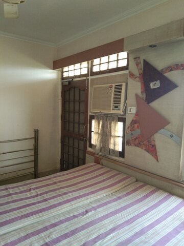 Room in 2 BHK Apartment at Alkapuri – for Rent