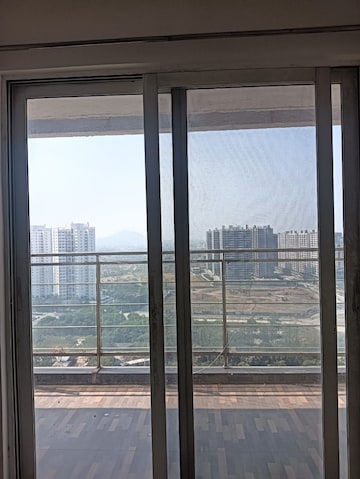 Room in 3 BHK Apartment at Kolte Patil Life Republic, Hinjewadi – for Rent