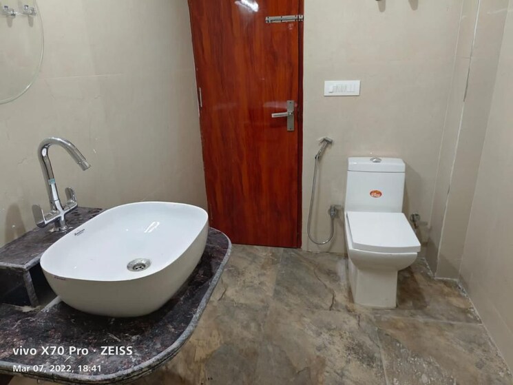 Bathroom, chittaranjan park 4 Bedroom 350 Sq.Yd. Builder Floor In Chittaranjan Park Delhi 7919682