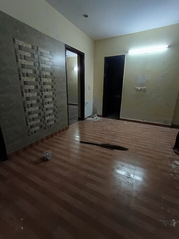 Room in 2.5 BHK Builder Floor at Sector 9 – for Rent