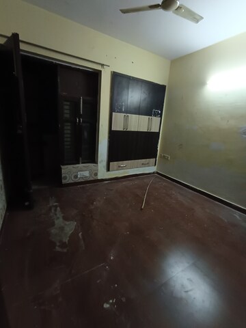 Room in 2.5 BHK Builder Floor at Sector 9 – for Rent