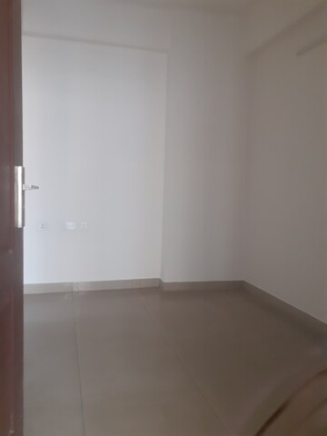 Room in 2.5 BHK Apartment at Exotica Dreamville, Sector 16c Greater Noida – for Rent