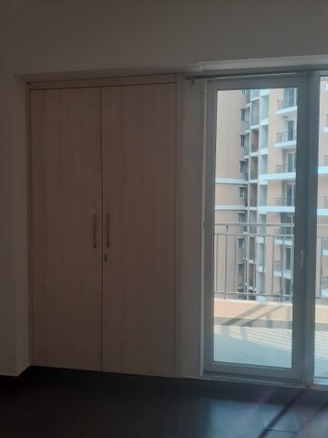 Room in 2.5 BHK Apartment at Exotica Dreamville, Sector 16c Greater Noida – for Rent
