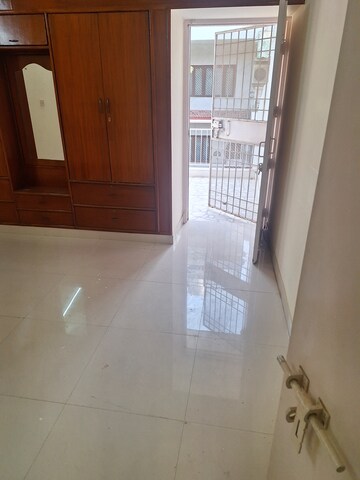 Furnished Amenities in 3 BHK Apartment at Vasant Kunj – for Rent