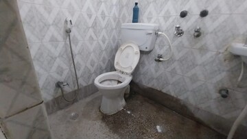 Bathroom in 2 BHK Builder Floor at Shalimar Apartments Shalimar Garden, Shalimar Garden – for Rent