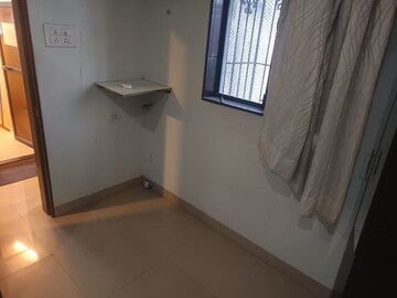 Room in 1.5 BHK Apartment at Bandra West – for Rent