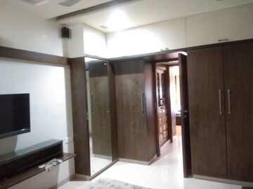 Room in 2.5 BHK Apartment at Shilp Tower, Lower Parel – for Rent
